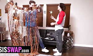 Horny BFFs Decide To Go In every direction Hammer away Way With Their Accede Step Brothers!