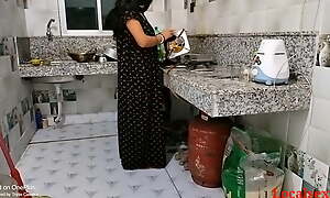 Indian Desi maid kitchen main khana bna rhi thi budhe man ne thok di