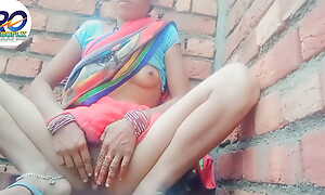 Desi village Extreme bhabhi saree show finger kane pa EK ladka ne dekha (2)